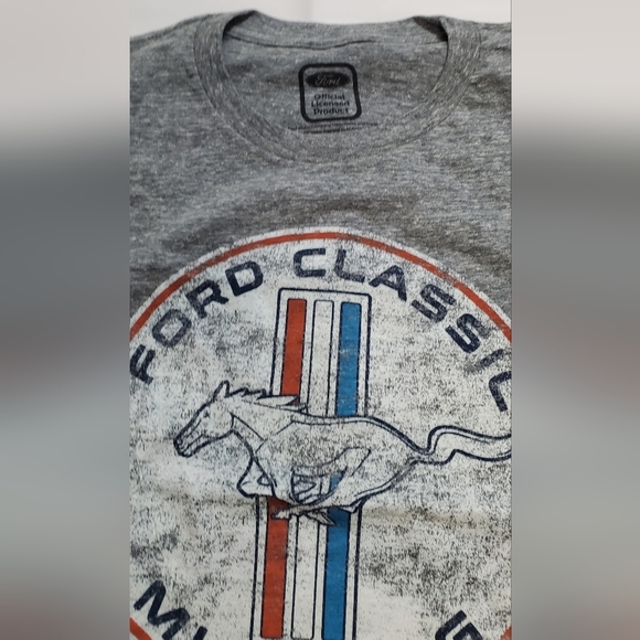 NWOT gray Tshirt with mustang logo size s - Picture 2 of 4